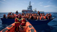 Masing-masing perahu mengangkut 84 dan 97 orang migran.