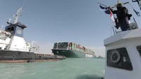 Lalu lintas perairan di Terusan Suez kembali dibuka setelah kapal kontainer raksasa Ever Given berhasil dipindahkan setelah hampir sepekan kandas.