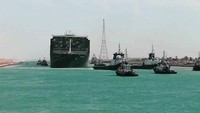 Sementara itu, ratusan kapal sudah menunggu untuk bisa melalui Terusan Suez, yang merupakan jalan tol laut yang menghubungkan Laut Mediterania dan Laut Merah dan merupakan salah satu rute pelayaran tersibuk di dunia.