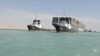 Kapal-kapal yang ingin melintasi Terusan Suez sempat tertahan hampir sepekan karena kapal kontainer raksasa tersangkut dan menutupi jalur. Usai kapal dievakuasi, otoritas setempat menargetkan dalam 3 hari ke depan kapal-kapal yang tertahan sudah bisa berlayar normal.