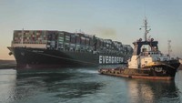 Kapal Ever Given kembali bisa mengapung penuh di Terusan Suez sejak Senin sore (29/3) waktu setempat.