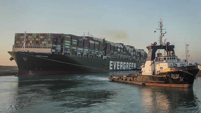 Ever Given Bebas, Terusan Suez Kembali Dibuka In this photo released by Suez Canal Authority, the Ever Given, a Panama-flagged cargo ship is accompanied by Suez Canal tugboats as it moves in the Suez Canal, Egypt, Monday, March 29, 2021. Salvage teams on Monday set free a colossal container ship that has halted global trade through the Suez Canal, bringing an end to a crisis that for nearly a week had clogged one of the world's most vital maritime arteries. (Suez Canal Authority via AP)
