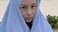 Ibu satu anak berusia 39 tahun itu pun tetap terlihat cantik menawan meski tanpa makeup. Dok. Instagram/falachen