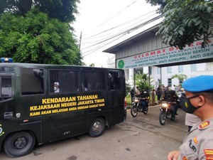 Sidang Usai, Habib Rizieq Tinggalkan PN Jaktim Sambil Lambaikan Tangan