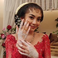 Canti Tachril menikah dengan Adipati Dolken pada Jumat (18/12/2020) di Bangka Belitung. Menurut pelukis henna @dewihenna, Canti Tachril meminta white henna dengan motif yang simple floral untuk malam midodaremi. Dalam foto ini, Chanti mengenakan kebaya pengantin warna merah, yang bertabur manik-manik. Foto: Dok.Instagram @dewihenna.