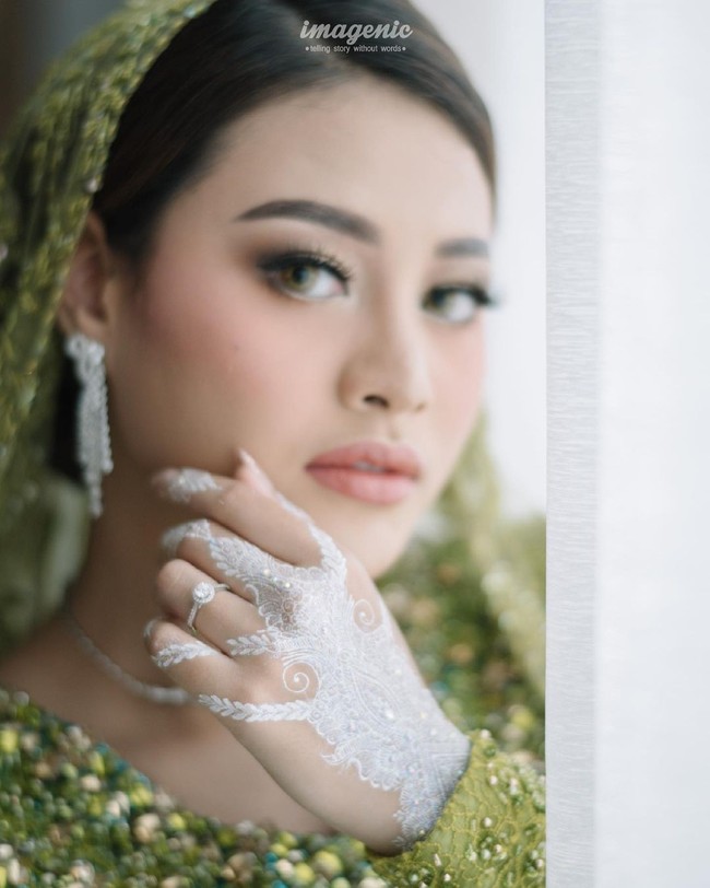 Aurel Hermansyah membuat acara Henna night atau yang biasa disebut sebagai malam pacar, setelah acara pengajian jelang pernikahan, Sabtu (20/3/2021). Menurut Barbie Ima yang melukis henna Aurel, motif henna di tangan aurel dibuat dengan motif paisley, daun, ranting, dan bunga-bunga kecil. Motif Paisley melambangkan keberuntuntungan, vitalitas dan kehidupan baru yang menyenangkan, daun-daun dan ranting yang melambangkan kebahagiaan dan kemakmuran, dan bunga-bunga yang melambangkan cinta dan kasih sayang. Aku menambahkan detail rantai agar tampak lebih modern dan sesuai dengan image aurel yang muda dan ceria, kata Ima Habsyi kepada Wolipop, Selasa (30/3/2021). Foto: Dok.Instagram @barbie_ima.