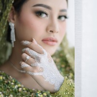 Aurel Hermansyah membuat acara Henna night atau yang biasa disebut sebagai malam pacar, setelah acara pengajian jelang pernikahan, Sabtu (20/3/2021). Menurut Barbie Ima yang melukis henna Aurel, motif henna di tangan aurel dibuat dengan motif paisley, daun, ranting, dan bunga-bunga kecil. Motif Paisley melambangkan keberuntuntungan, vitalitas dan kehidupan baru yang menyenangkan, daun-daun dan ranting yang melambangkan kebahagiaan dan kemakmuran, dan bunga-bunga yang melambangkan cinta dan kasih sayang. Aku menambahkan detail rantai agar tampak lebih modern dan sesuai dengan image aurel yang muda dan ceria, kata Ima Habsyi kepada Wolipop, Selasa (30/3/2021). Foto: Dok.Instagram @barbie_ima.