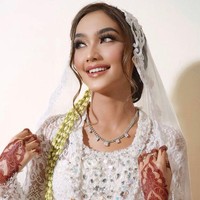 Syafira Haddad, selebriti TikTok yang kini eksis bermain film ini juga memakai henna saat acara akad nikah dan resepsi. Ia memakai kebaya putih dengan veil wedding transparan. Foto: Dok.Instagram @barbie_ima.