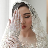 Margin Theresia Winaya Hermawan, atau lebih dikenal sebagai Margin Wieheerm Khan menikah dengan Ali Syakieb pada 6 Februari 2021. Saat acara pernikahan, ia meminta desain white henna dengan starlit powder dan Real Crystal Swarovski element yang shinny dan mewah. Margin request whitehenna yang agak penuh tapi nggak too much, dan nail art cutting Stiletto silver ombre bertabur real crystal swarovski. Cantik banget, indah dan elegant sesuai dengan tema wedding, tutur @barbie_ima selaku pelukis henna Margin. Foto: Dok.Instagram @barbie_ima.