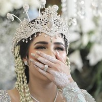 Fatimah Tania Nadira merupakan mantan istri Tommy Kurniawan. Keduanya resmi bercerai pada tahun 2017. Kini Tania telah menikah dengan Abdullah Alwi pada tahun 2019 lalu. Saat acara pernikahan ia tampak memakai siger Sunda dengan riasan white henna yang simpel dan elegan. Foto: Dok.Instagram @barbie_ima.