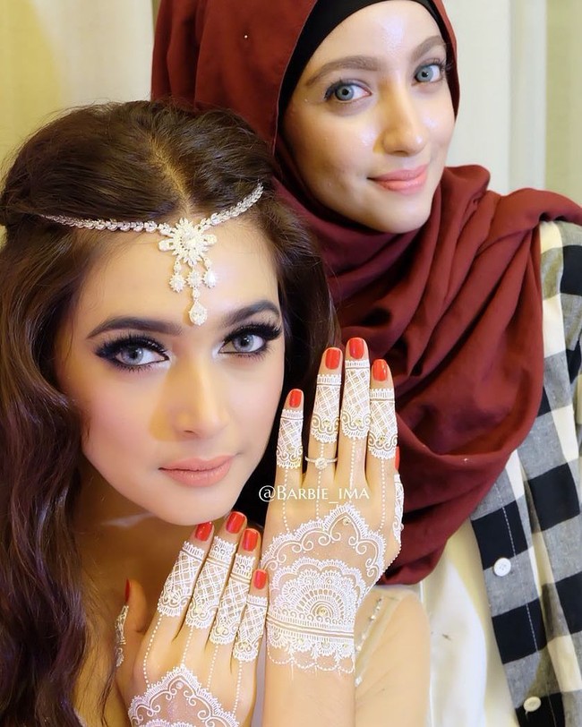 Pada 2015 white henna menjadi populer semenjak dipakai oleh Nabila Syakieb untuk acara Henna Night. Akhirnya, aku ajukan white henna yang sesuai dengan requestnya. Seperti biasanya, aku buat design motif on-the-spot, jadi tidak direncanakan sebelumnya, dan yang kalian lihat di foto atas adalah buah kreasiku saat itu, ujar @barbie_ima. Foto: Dok.Instagram @barbie_ima.
