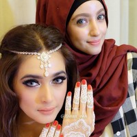 Pada 2015 white henna menjadi populer semenjak dipakai oleh Nabila Syakieb untuk acara Henna Night. Akhirnya, aku ajukan white henna yang sesuai dengan requestnya. Seperti biasanya, aku buat design motif on-the-spot, jadi tidak direncanakan sebelumnya, dan yang kalian lihat di foto atas adalah buah kreasiku saat itu, ujar @barbie_ima. Foto: Dok.Instagram @barbie_ima.