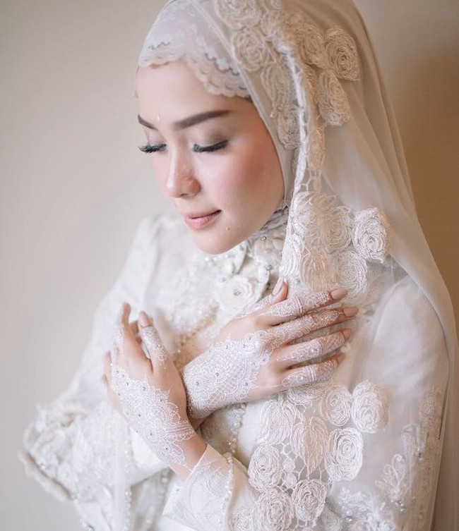 Hamidah Rachmayanti menikah dengan aktor Irvan Farhad pada 21 Oktober 2017. Hamidah tampil memesona dengan memakai white henna saat hari pernikahannya.  Foto: Dok.Instagram @barbie_ima.