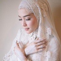 Hamidah Rachmayanti menikah dengan aktor Irvan Farhad pada 21 Oktober 2017. Hamidah tampil memesona dengan memakai white henna saat hari pernikahannya.  Foto: Dok.Instagram @barbie_ima.