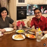 Kini momen sarapan bersama Desiree Tarigan dan Hotma Sitompul si papahot tak lagi menghiasi halaman Instagram @mamitoko. Keduanya bahkan sekarang tinggal terpisah dan Hotma memasang seng pembatas antara rumah yang ditinggalinya dengan kediaman sang istri. Foto: Dok. Instagram @mamitoko