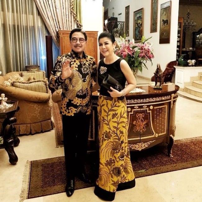 Bukan hanya tak mendapat nafkah jasmani dan rohani saja, Desiree Tarigan juga mengaku diusir Hotma Sitompul dari rumah. Namun perkataan Desiree ini dibantah Hotma. Justru menurut pengacara kondang itu, sang istrilah yang keluar dari rumah. Foto: Dok. Instagram @mamitoko