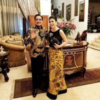 Bukan hanya tak mendapat nafkah jasmani dan rohani saja, Desiree Tarigan juga mengaku diusir Hotma Sitompul dari rumah. Namun perkataan Desiree ini dibantah Hotma. Justru menurut pengacara kondang itu, sang istrilah yang keluar dari rumah. Foto: Dok. Instagram @mamitoko