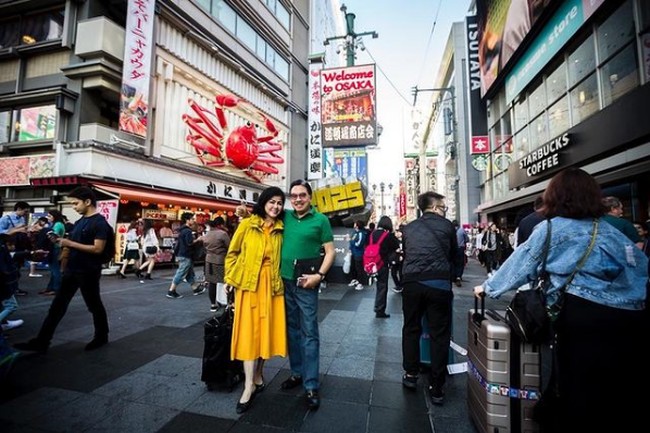Meski jarang, Desiree Tarigan pernah menampilkan foto kebersamaannya dengan Hotma Sitompul. Seperti ketika momen kondangan, muncul di acara televisi hingga saat liburan di luar negeri. Foto: Dok. Instagram @mamitoko