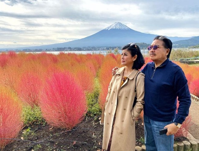 Keretakan rumah tangga Desiree Tarigan dan Hotma Sitompul terkuak pada pekan kemarin. Desiree atau yang lebih dikenal dengan nama mamitoko buka-bukaan soal pernikahannya yang diujung tanduk. Dia mengaku pisah rumah dengan Hotma. Foto: Dok. Instagram @mamitoko