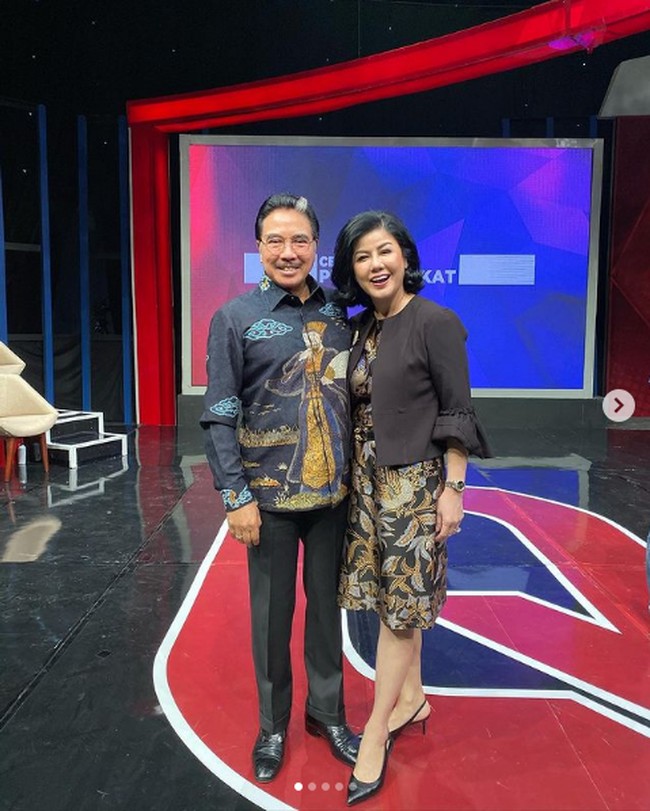 Dalam beberapa unggahannya di Instagram, Desiree Tarigan juga beberapakali mengungkapkan soal resep pernikahan awetnya dengan Hotma Sitompul yang sudah berjalan selama lebih dari 20 tahun. Pada tanya gimana ya supaya tidak bosen sama suami atau istri yang hrs beberapa bulan dirumah aja.....nah lo.... loe lagi loe lagi ya kan..... kuncinyanya kita tidak bole egois, mengalah dan yang terpenting masing2 kasi space untuk pasangan kita, atau anak kita....biarkan masing2 mengerjakan kegemarannya, begitu Desiree menulis di Instagramnya @mamitoko. Foto: Dok. Instagram @mamitoko