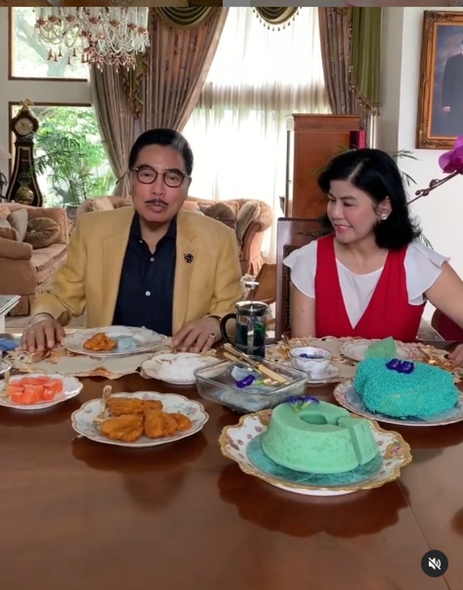 Konten Instagram @mamitoko yang selalu ditunggu netizen adalah momen Hotma Sitompul yang akrab disapa papahot duduk di meja makan sambil mengomentari sarapan yang disiapkan istrinya. Hotma selalu memuji makanan buatan Desiree yang memang piawai memasak dan berbisnis kuliner itu. Foto: Dok. Instagram @mamitoko