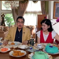 Konten Instagram @mamitoko yang selalu ditunggu netizen adalah momen Hotma Sitompul yang akrab disapa papahot duduk di meja makan sambil mengomentari sarapan yang disiapkan istrinya. Hotma selalu memuji makanan buatan Desiree yang memang piawai memasak dan berbisnis kuliner itu. Foto: Dok. Instagram @mamitoko