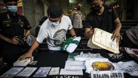 Petugas Kepolisian berpakaian sipil menunjukkan barang bukti saat rilis pengungkapan kasus terduga teroris di wilayah Condet, Jakarta Timur dan Bekasi, Jawa Barat di Polda Metro Jaya, Jakarta, Senin (29/3/2021).