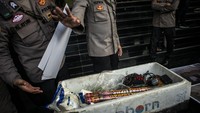 Tim Densus 88 Antiteror Polri mengamankan empat orang terduga teroris di wilayah Condet, Jakarta Timur dan Jalan Raya Cikarang, Cibarsah, Kabupaten Bekasi.