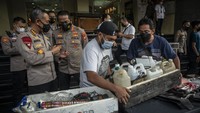 Sejumlah barang bukti ikut diamankan beberapa diantaranya lima bom aktif yang telah diledakan di lokasi penangkapan, bahan baku pembuatan bom, senjata tajam, kartu identitas dan gawai.
