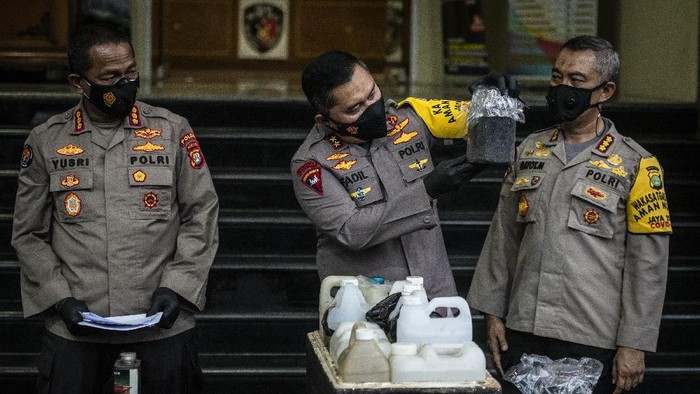 Ini Barang Bukti yang Diamankan dari Terduga Teroris di Condet Petugas Kepolisian berpakaian sipil membawa barang bukti saat rilis pengungkapan kasus terduga teroris di wilayah Condet, Jakarta Timur dan Bekasi, Jawa Barat di Polda Metro Jaya, Jakarta, Senin (29/3/2021). Tim Densus 88 Antiteror Polri mengamankan empat orang terduga teroris di wilayah Condet, Jakarta Timur dan Jalan Raya Cikarang, Cibarsah, Kabupaten Bekasi dengan barang bukti beberapa diantaranya lima bom aktif yang telah diledakan di lokasi penangkapan, bahan baku pembuatan bom, senjata tajam, kartu identitas dan gawai. ANTARA FOTO/Aprillio Akbar/rwa.