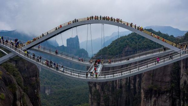 Menurut sang arsitek, desain itu dibuat bercabang dari badan jembatan utama. Pengunjung disebut dapat merasakan hal yang berbeda (Getty Images) Menurut sang arsitek, desain itu dibuat bercabang dari badan jembatan utama. Pengunjung disebut dapat merasakan hal yang berbeda (Getty Images)