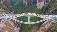 Faktanya, jembatan itu tampak futuristik bak film scifi. Sementara ada dua jalur yang tampak turun ke bawah, ada satu jalur di tengah yang tampak dibuat lebih tinggi (Getty Images)