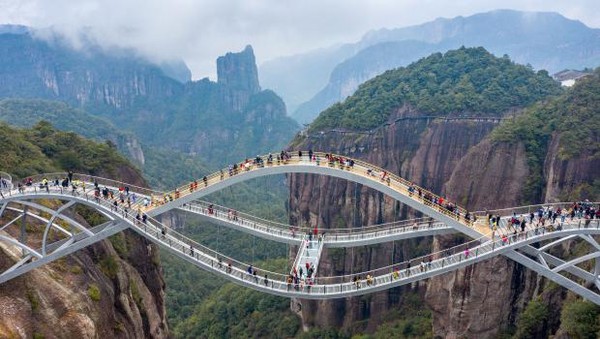 Berlokasi di Provinsi Zhejiang, China, Jembatan Ruyi diketahui pertama kali oleh publik ketika idenya mencuat di tahun 2017 silam. Namun, jembatan itu baru dibuka pada tahun 2020 lalu (Getty Images) Berlokasi di Provinsi Zhejiang, China, Jembatan Ruyi diketahui pertama kali oleh publik ketika idenya mencuat di tahun 2017 silam. Namun, jembatan itu baru dibuka pada tahun 2020 lalu (Getty Images)