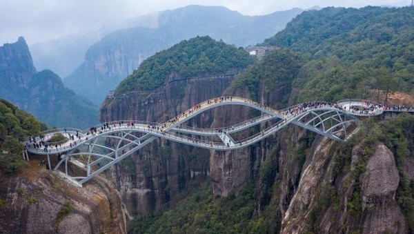Pasca dibuka awal tahun 2020 silam, Jembatan Ruyi di China mengundang beragam tanggapan. Ada yang menyebutnya editan sampai bohongan, padahal benar ada (Getty Images) Pasca dibuka awal tahun 2020 silam, Jembatan Ruyi di China mengundang beragam tanggapan. Ada yang menyebutnya editan sampai bohongan, padahal benar ada (Getty Images)