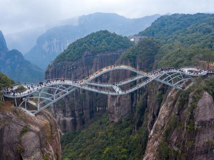 Potret Jembatan Kaca Tak Biasa di China