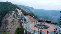 Diketahui, China juga menjadi rumah dari jembatan kaca terpanjang dan tertinggi di dunia. Jembatan itu diketahui berada di Taman Nasional Zhangjiajie dengan panjang 426 meter dan berada di ketinggian 304 meter dari permukaan (Getty Images)
