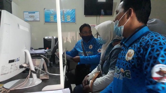 Kades Pasuruan yang digerebek suami berduaan dengan SL  mendatangi Mapolresta Pasuruan