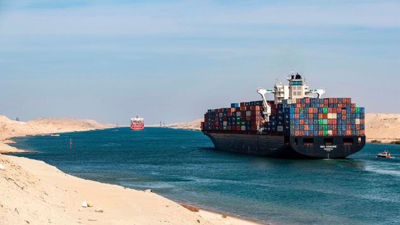 Kapal kontainer dan kapal pesiar di Terusan Suez