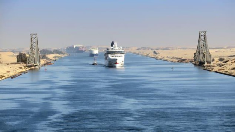 Kapal kontainer dan kapal pesiar di Terusan Suez Kapal kontainer dan kapal pesiar di Terusan Suez