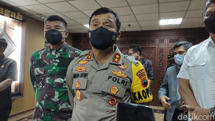 Kapolda Jateng Irjen Ahmad Luthfi ditemui usai rapat bersama forkopimda di kantor Gubernur Jawa Tengah, Semarang, Selasa (30/3/2021).