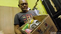 Kerajian tangan dengan memanfaatkan limbah tersebut mulai digeluti Ade sejak 2017 lalu. Bermodalkan kaleng bekas, gunting, dan lem kakek berusia 70 tahun itu mampu membuat beragam miniatur kendaraan mulai dari motor gede hingga pesawat.