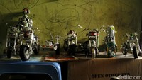 Saat ini, Ade masih terbatas untuk memasarkan produknya. Yakni hanya promosi dari mulut ke mulut. Hasil kriya seperti motor gede dan robot, biasanya dibuat ketika ada konsumen yang memesan.