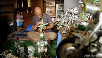 Kecintaan Ade dalam dunia seni telah dipupuk sejak ia muda. Dahulu, selain memiliki pekerjaan harian di pasar, ia juga menerima pesanan melukis sketsa. Tak jarang juga ia dilibatkan dalam karnaval 17 Agustus. 17 Agustus bikin pesawat untuk acara karnaval, limbah bekas bungkus rokok juga diubah menjadi seperti kostum. katanya.