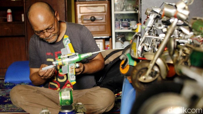 Di tangan Ade Syaripudin (70) kaleng bekas diolah jadi miniatur vespa-motor gede. Beragam miniatur itu pun menghasilkan cuan yang cukup menjanjikan. Penasaran?