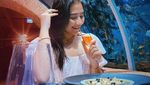 Keseruan Prilly Latuconsina Saat Masak di Dapur Mewahnya