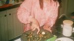 Keseruan Prilly Latuconsina Saat Masak di Dapur Mewahnya