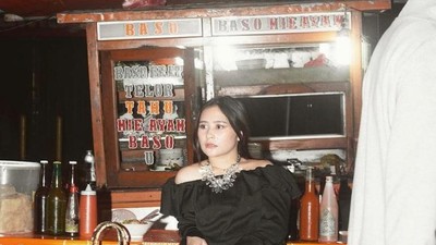 Keseruan Prilly Latuconsina Saat  Masak di Dapur Mewahnya
