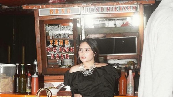 Keseruan Prilly Latuconsina Saat  Masak di Dapur Mewahnya