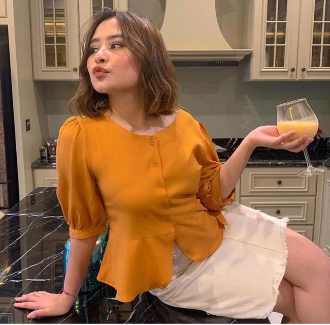 Pada November 2019 Prilly Latuconsina pernah mengunggah curhatan di Instahram Storynya terkait dirinya yang menjadi korban body shaming. Prilly mengaku bahwa orang-orang yang kerap meminta foto bersamanya justru memberikan cibiran kepada bentuk fisiknya. Bahkan karena hal itu Prilly sampai mengaku jadi tak nafsu makan hingga asam lambungnya kumat. Foto: Instagram @prillylatuconsina96