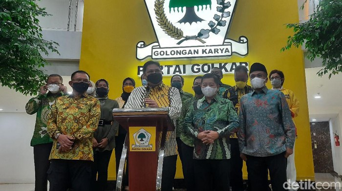 Ketua Umum DPP PPP Suharso Monoarfa dan Ketum Partai Golkar Airlanga Hartarto